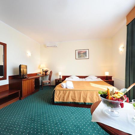 Hotel T&T พอซนาน ภายนอก รูปภาพ